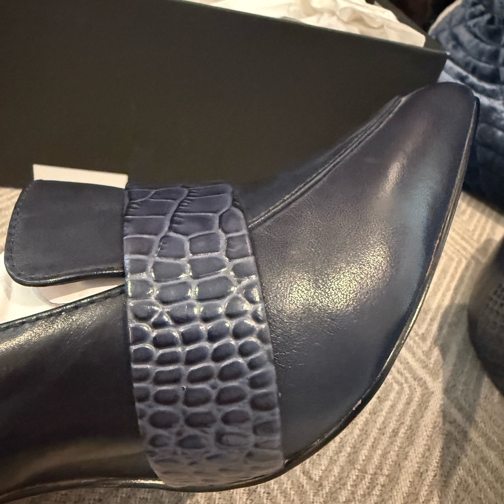 Banana Republic Navy Blue Leather Heels - Picture 4 of 4